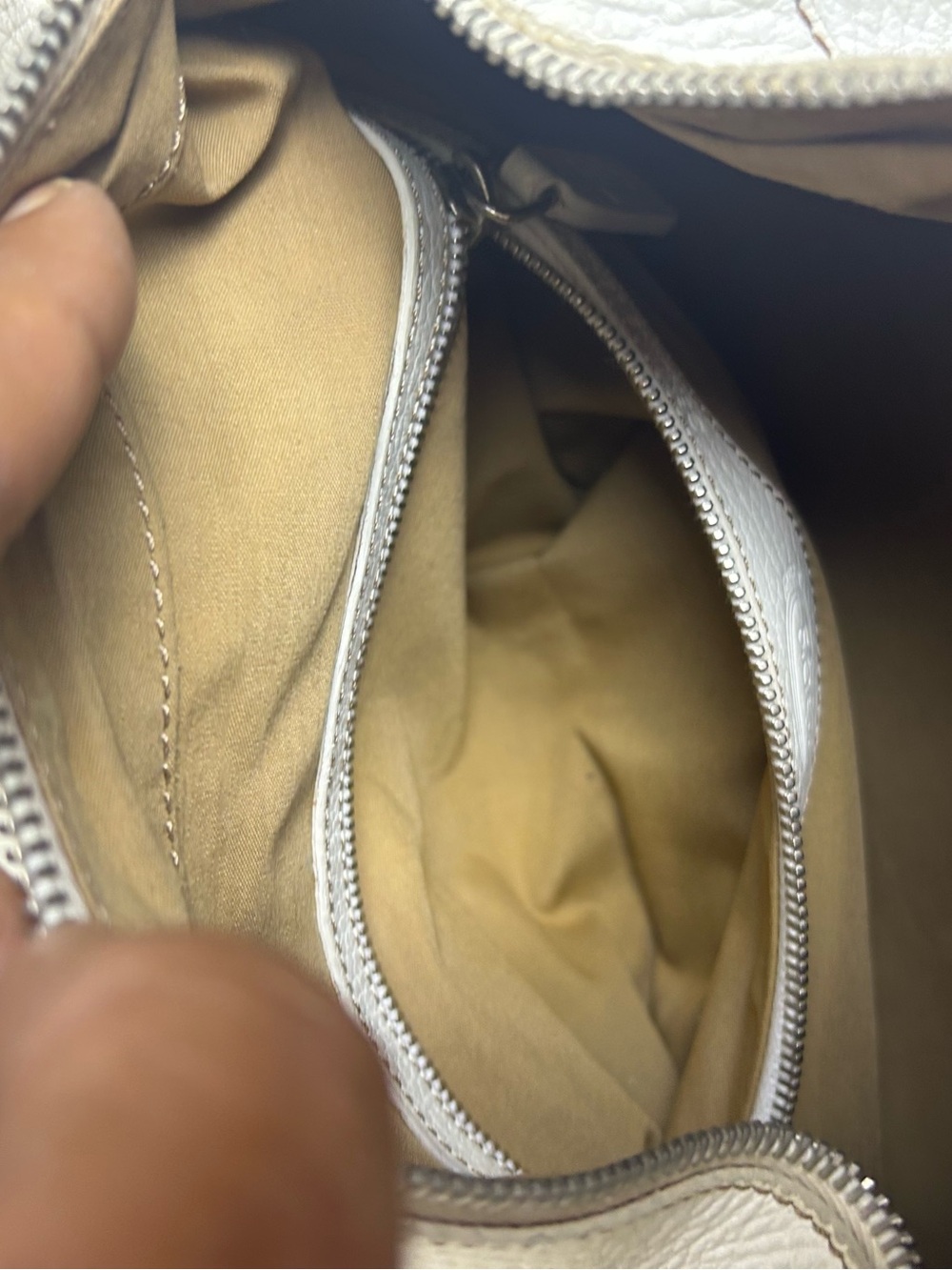 Tod's Cream Leather Shoulder Bag with Front Zip Pockets - Picture 9 of 10